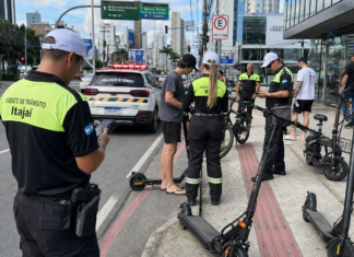 Codetran intensifica fiscalização de patinetes e bicicletas elétricas em Itajaí para garantir segurança no trânsito