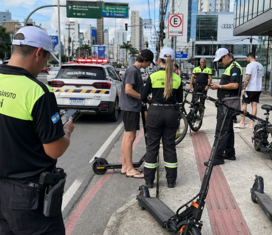 Codetran intensifica fiscalização de patinetes e bicicletas elétricas em Itajaí para garantir segurança no trânsito