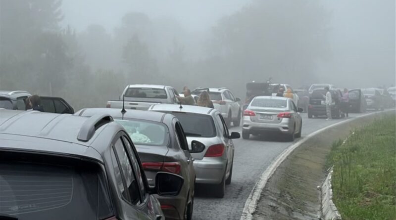 Acidente entre carro e caminhão, somado à forte neblina na BR-282, deixa motoristas parados há mais de uma hora na volta para casa em SC