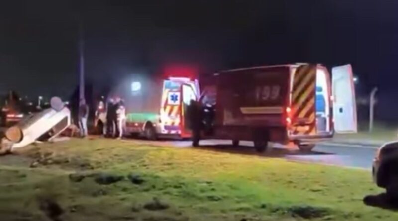 Acidente violento deixa uma pessoa morta na BR-101 após colisão entre dois carros e capotamento em SC