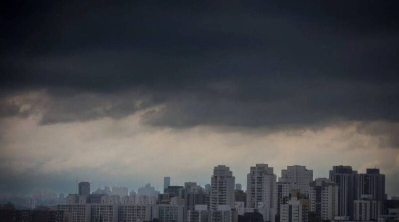 Alertas de tempestade severa com frente fria antecedem formação de ciclone extratropical próximo a SC