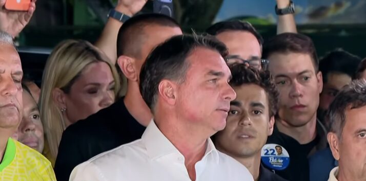 Análise: posição de Flávio reflete estratégia do governo Trump