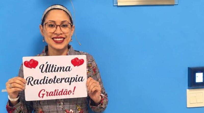 Aos 41 anos, mulher descobre câncer de mama após identificar caroço e especialista explica desafio do diagnóstico antes dos 50