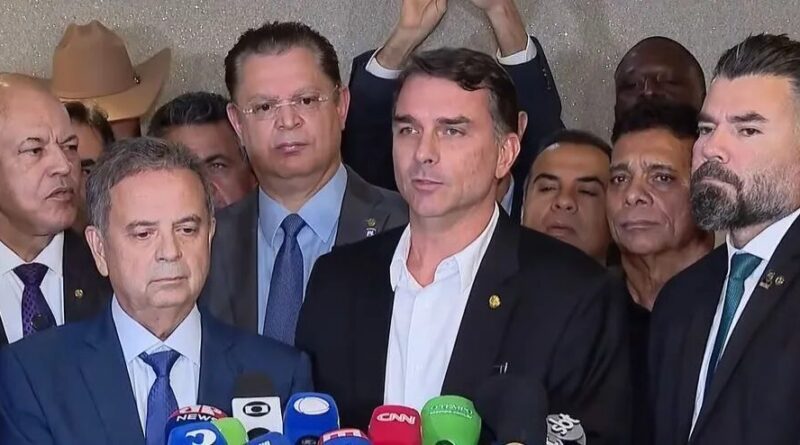Bancada do PL no Congresso manifesta “total apoio” a Flávio Bolsonaro