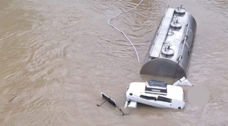 Caminhão cai em rio e motorista fica preso na cabine em SC