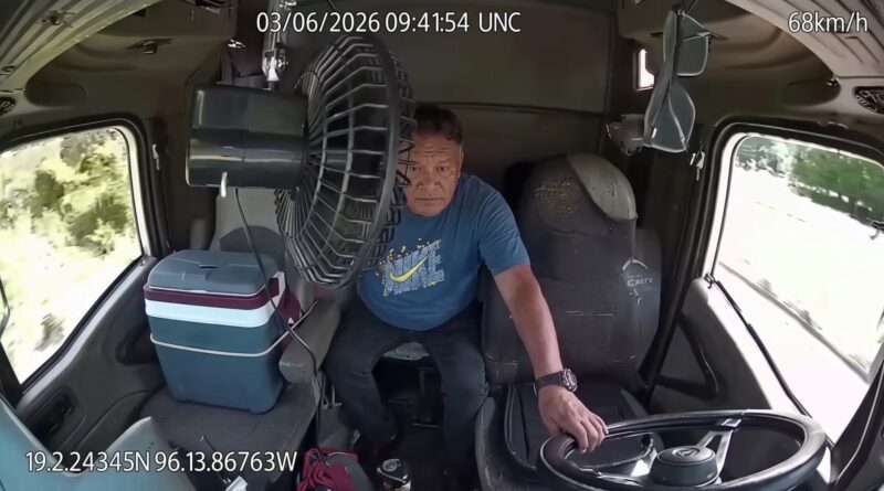 Caminhoneiro abandona o volante a 60 km/h, tenta dirigir só com uma mão para procurar objeto na cabine e ‘ideia brilhante’ não termina bem