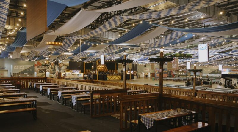 Enquanto a festa lota os pavilhões, novo espaço da Oktoberfest Blumenau aposta em buffet criado por chef alemão e mesas reservadas e serviço exclusivo