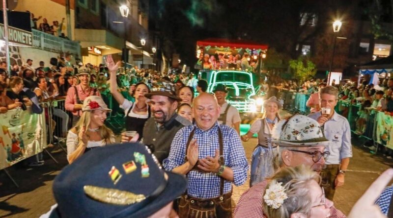 ‘Eu adoro essa festa’: Luciano Hang mantém tradição viva e volta a desfilar com turma reunida na Oktoberfest Blumenau