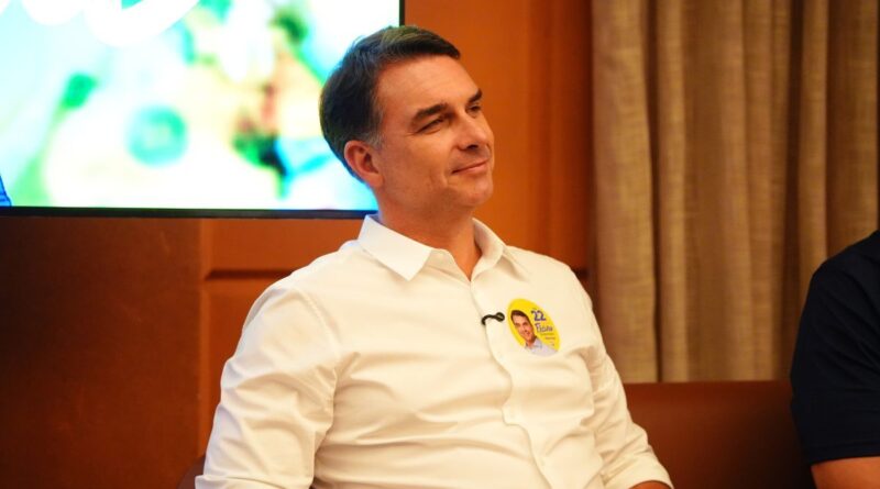 Flávio Bolsonaro promete devolver parte do dinheiro pago em contas via Pix para todos os brasileiros