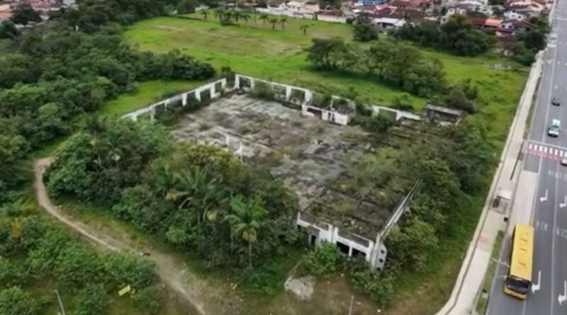 Há mais de uma década, prédio de antiga fábrica falida em Joinville vira retrato do abandono, com paredes pichadas e rachaduras