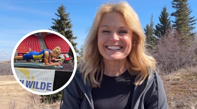 Mulher de 61 anos bate recorde mundial ao ficar cinco horas na posição de prancha, superando a própria marca de quatro horas e meia registrada em 2024