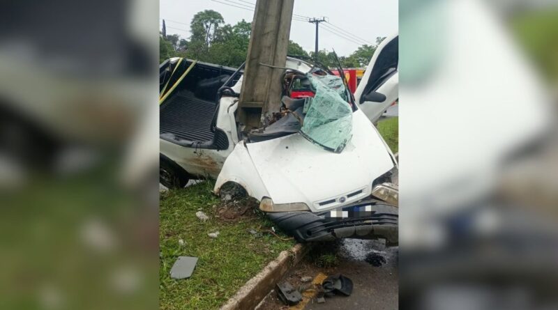 Picape fica contorcida após grave colisão em poste e motorista fica preso nas ferragens em SC
