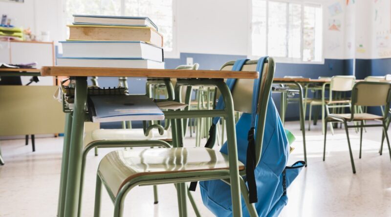 Procon investiga escola bilíngue denunciada por afastar estudante de 12 anos com necessidades de suporte educacional em Florianópolis
