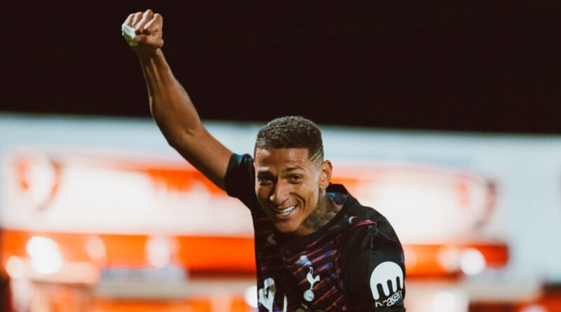 ‘R$ 3 milhões todo ano’: Richarlison volta a marcar pelo Tottenham após revelar caridade no Brasil