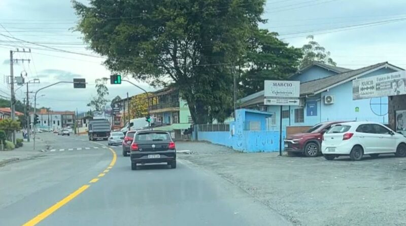 Rua estratégica de Blumenau tem trecho asfaltado após quatro meses de paralisação, mas reurbanização segue sem prazo
