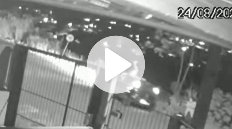 VÍDEO: Carro avança contra grupo com duas crianças e motorista acaba preso em SC
