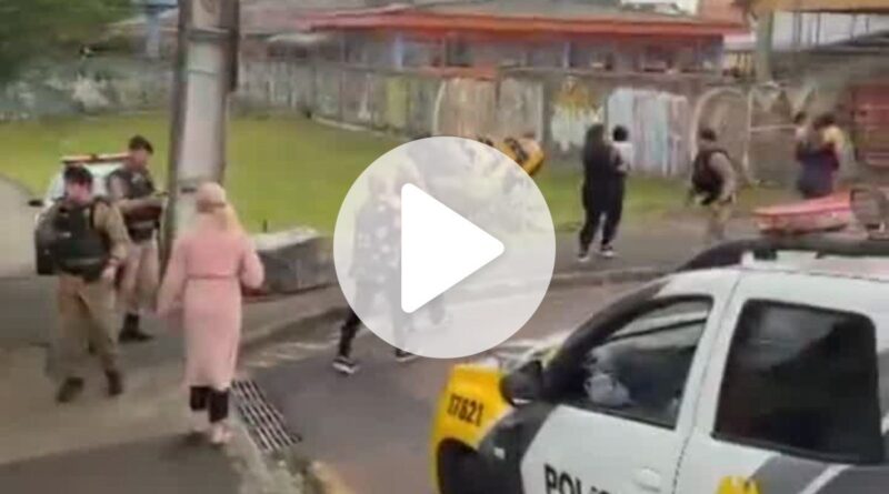 VÍDEO: Crianças de escola vizinha são retiradas em segurança após homem armado invadir creche em Curitiba